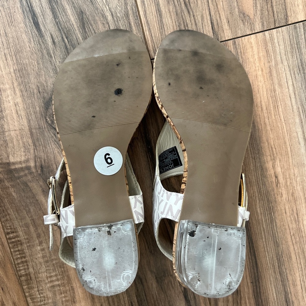 JONES NEW YORK SIGNATURE Monogram Thong Sandals Size 6M Cream / Ivory Pre-Owned - Picture 7 of 7